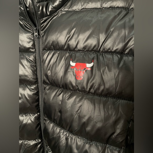 NBA Chicago Bulls puffer jacket. - Picture 5 of 5